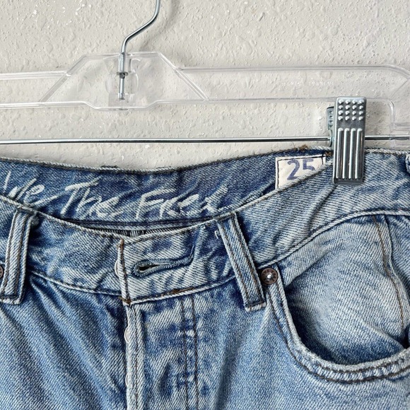 We The Free Light Wash Distressed Hem Mid Rise Jeans - Picture 2 of 4